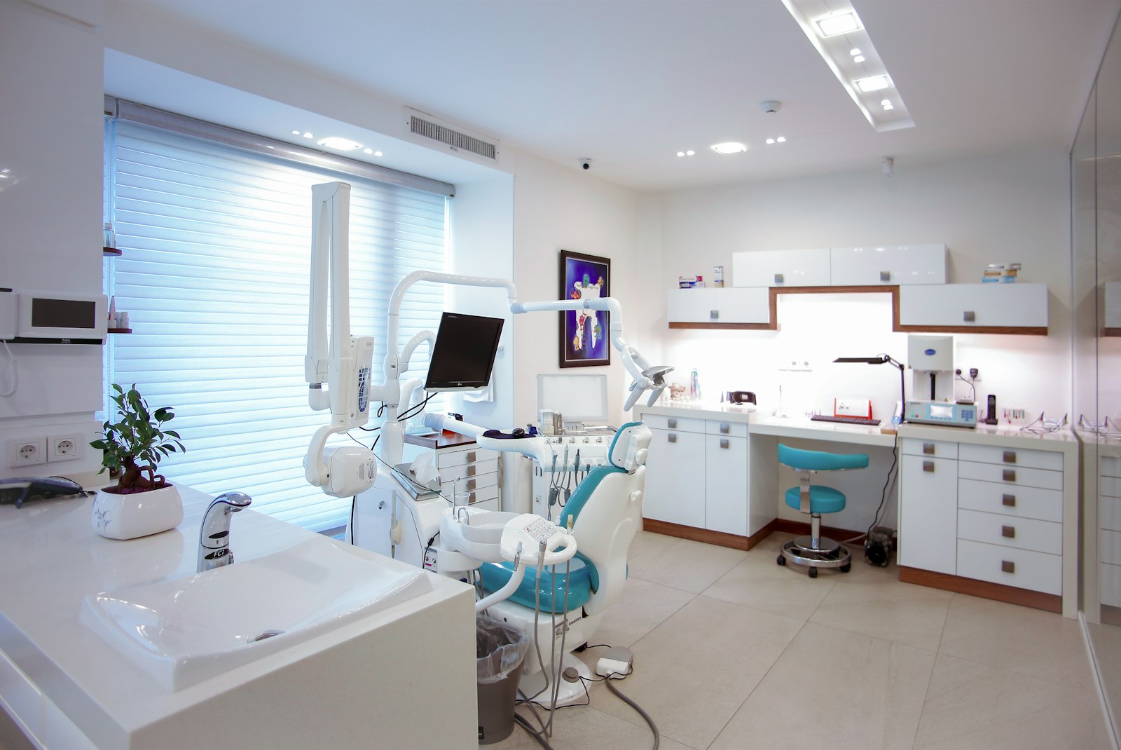 A calm dental room set up for a check-up